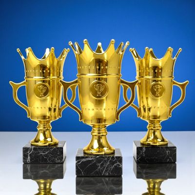 Goldfarbener Henkelpokal Crown Cup in Kronenform auf schwarzem Marmorsockel