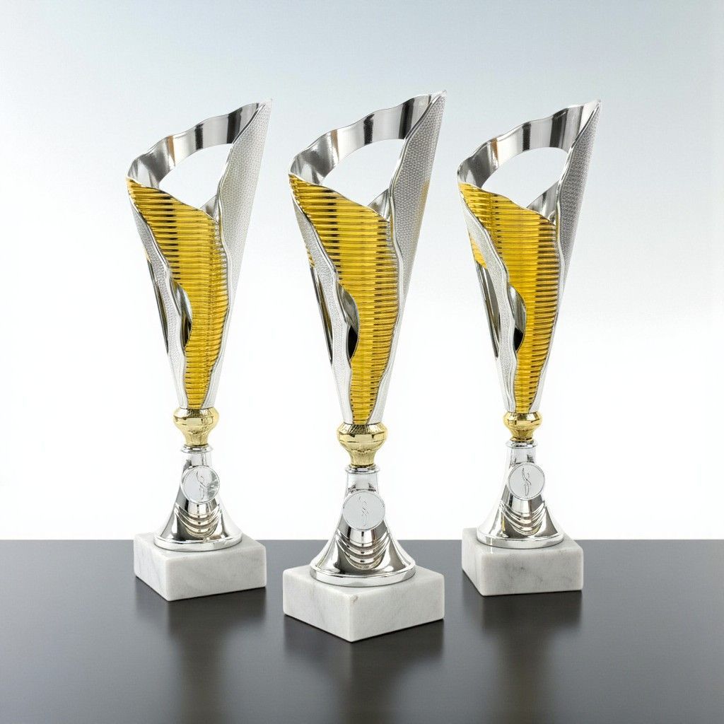 Designpokal Luca in Silber-Gold auf weißem Marmorsockel