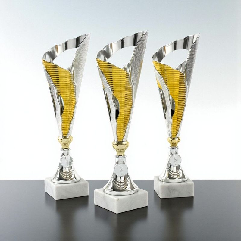 Designpokal Luca in Silber-Gold auf weißem Marmorsockel