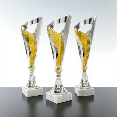 Designpokal Luca in Silber-Gold auf weißem Marmorsockel