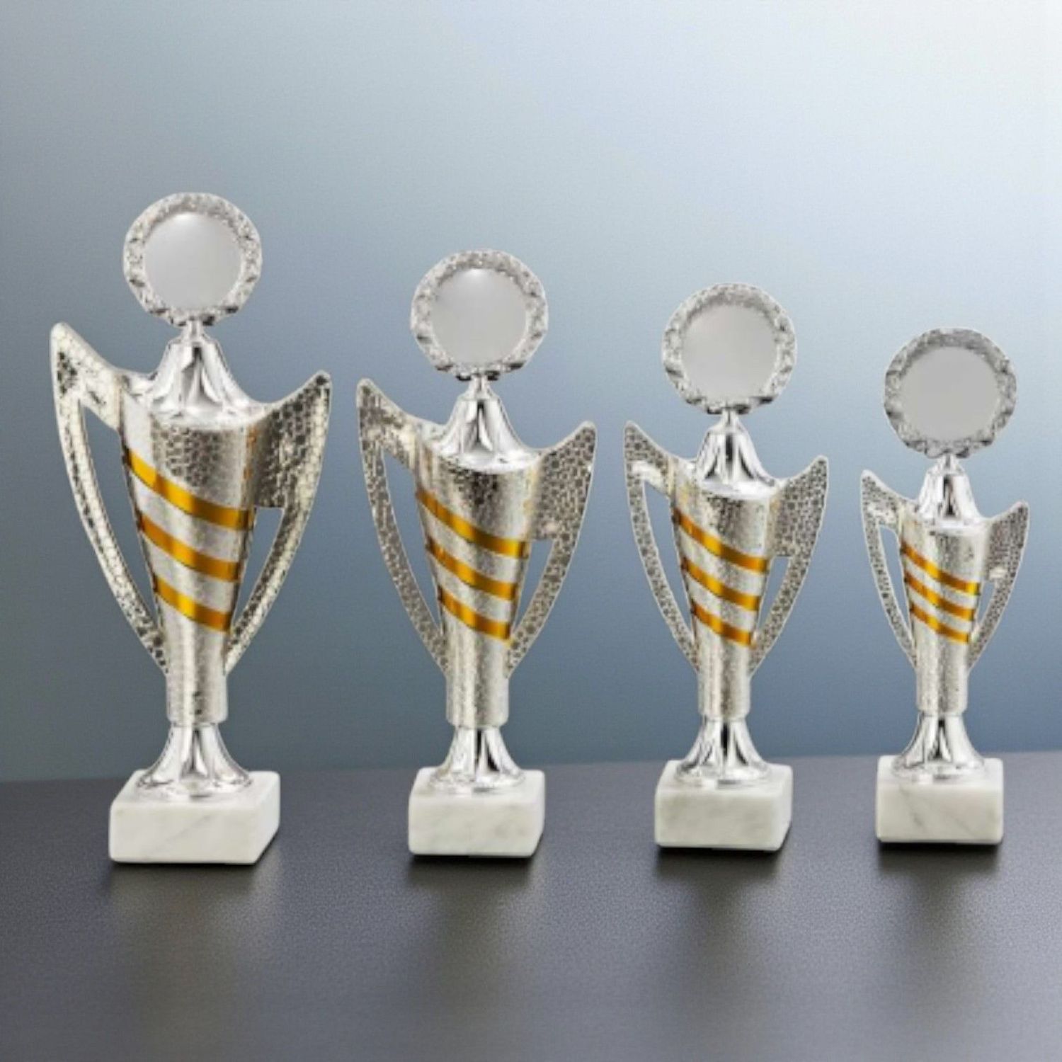 Design­trophäe Novalie in Silber-Gold mit 5 cm Emblemaufnahme auf Marmorsockel