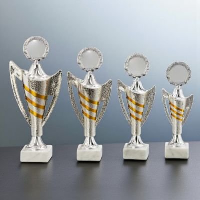 Design­trophäe Novalie in Silber-Gold mit 5 cm Emblemaufnahme auf Marmorsockel