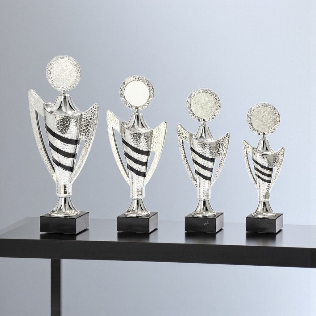 Trophäe „Nova“, ab € 14,90 Designtrophäe Nova in Silber-Schwarz mit 5 cm Emblemaufnahme auf Marmorsockel
