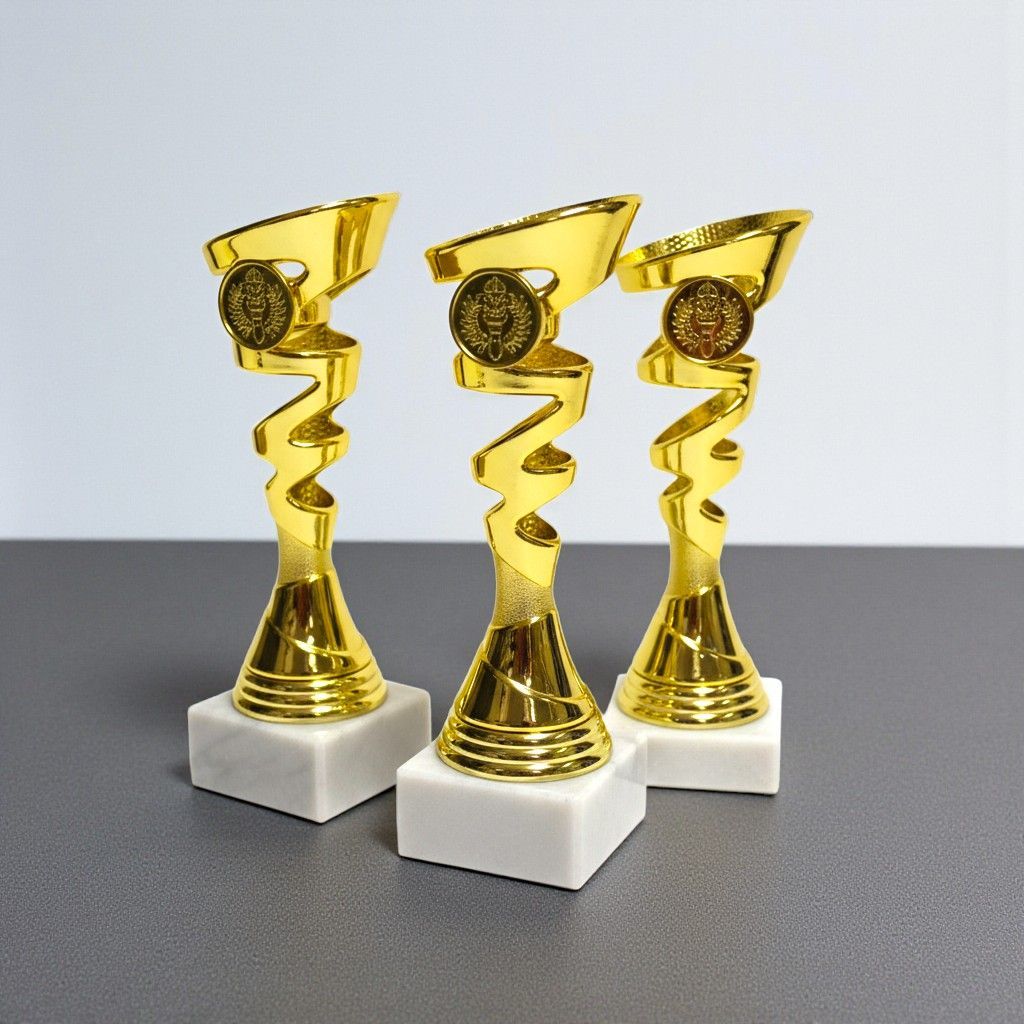 Pokalserie „Blitz“, ab € 6,50 Goldene Pokalserie Blitz aus Kunststoff mit Emblemträger auf Marmorsockel