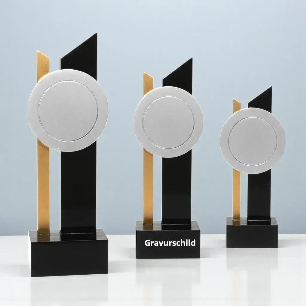 Resinaufsteller Linea in Schwarz-Gold vorbereitet für Emblemaufnahme