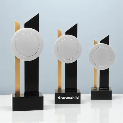 Resinaufsteller Linea in Schwarz-Gold vorbereitet für Emblemaufnahme