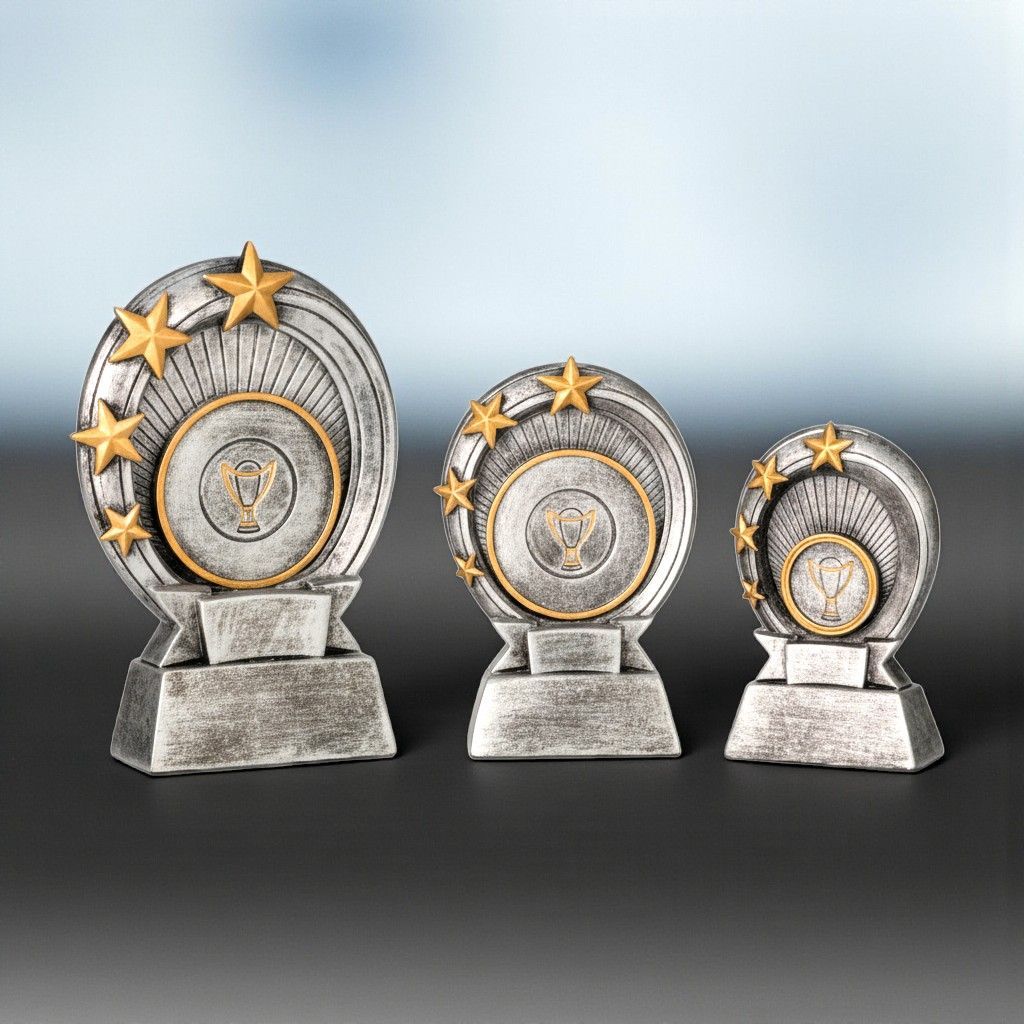 Resinfigur Galaxia in Silberoptik mit Sternen und Emblemhalter