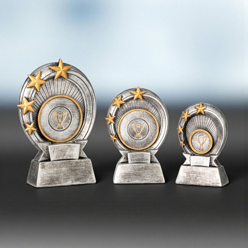 Resinfigur Galaxia in Silberoptik mit Sternen und Emblemhalter