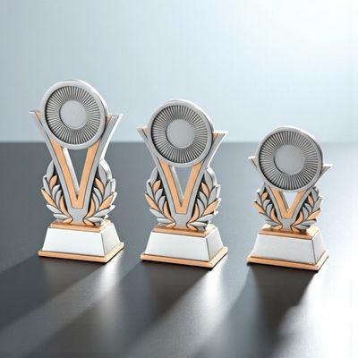 Resinfigur „Vektor“, ab € 10,00 Resinfigur Vektor in Silberoptik mit 5 cm Emblemhalter auf Sockel