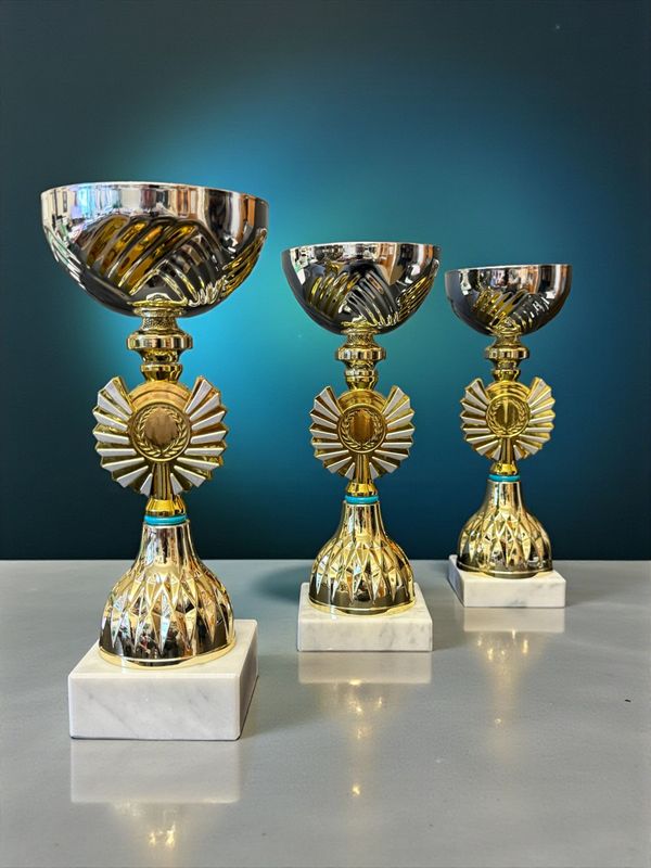 Goldfarbene Pokalserie Stratos mit Marmorsockel und Emblem im Mittelteil in drei Größen