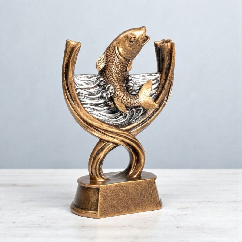 Fischtrophäe aus Resin mit springendem Fisch im Wellenmotiv