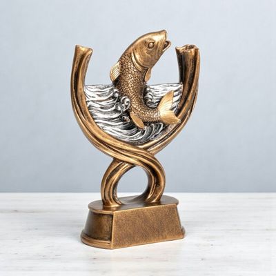 Fischtrophäe aus Resin mit springendem Fisch im Wellenmotiv