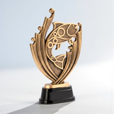 Angelsport Trophäe aus Resin mit stilisiertem Fischdesign auf schwarzem Sockel