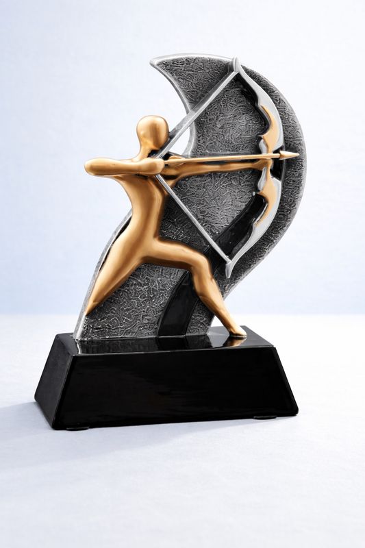 Resintrophäe Bogenschütze mit Bogen auf schwarzem Sockel