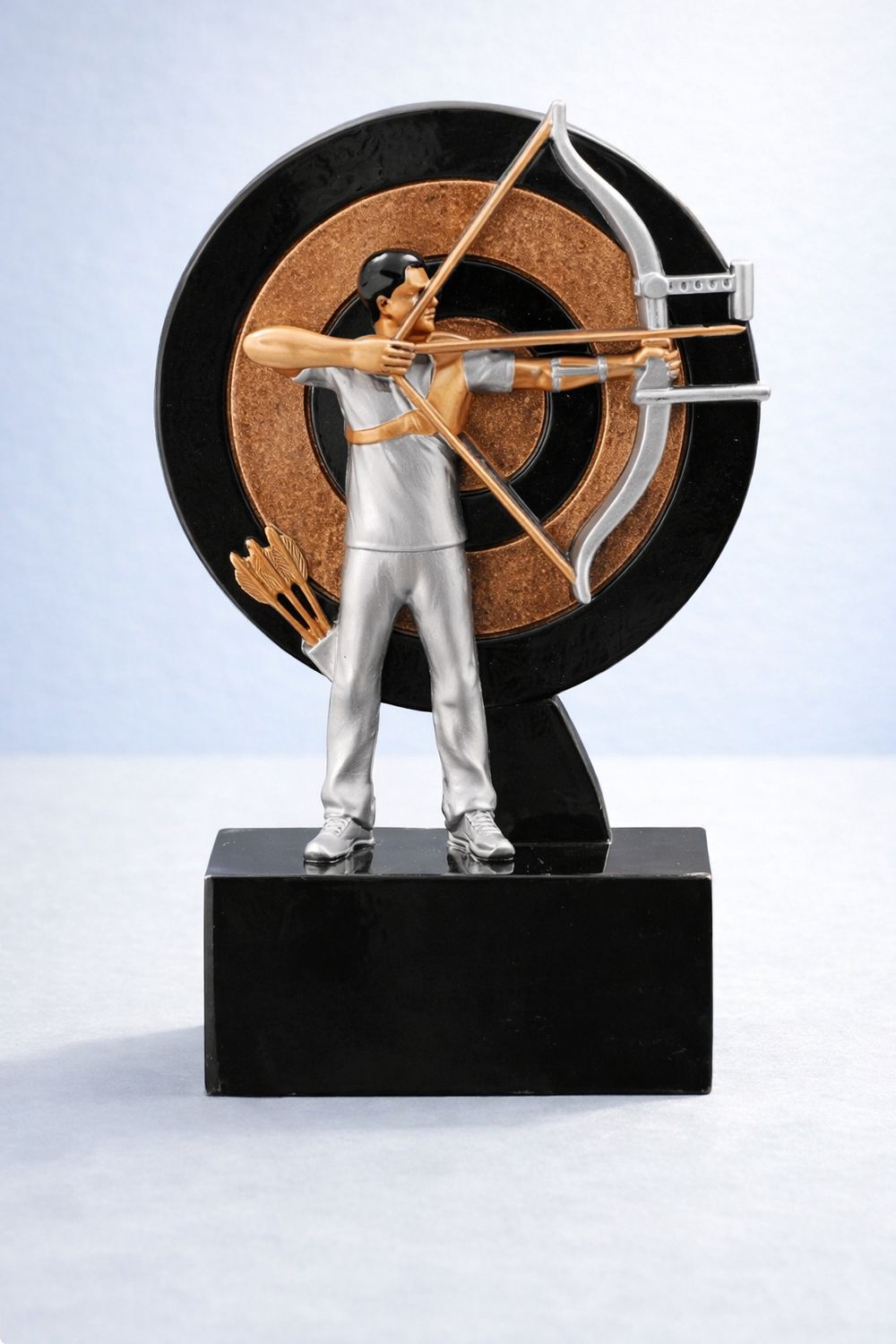 Resintrophäe Bogenschütze vor Zielscheibe auf schwarzem Sockel