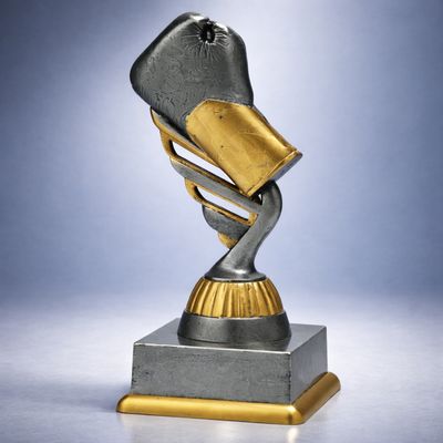 Boxhandschuh Trophäe antik gold mit Sockel in drei Größen