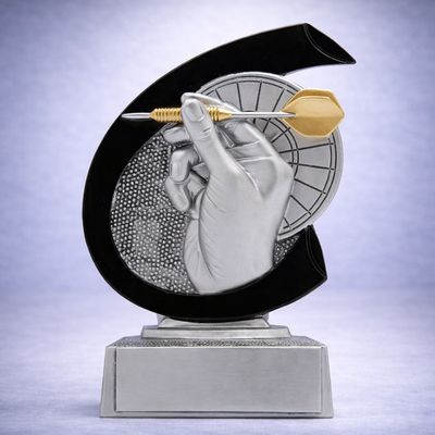 Darts Resinfigur Hand mit Pfeil vor Dartboard