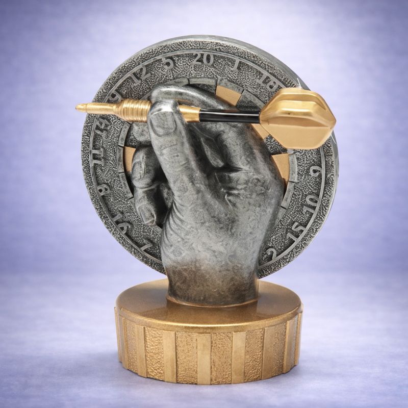 Darts Mini Resinfigur Hand mit Pfeil vor Dartboard