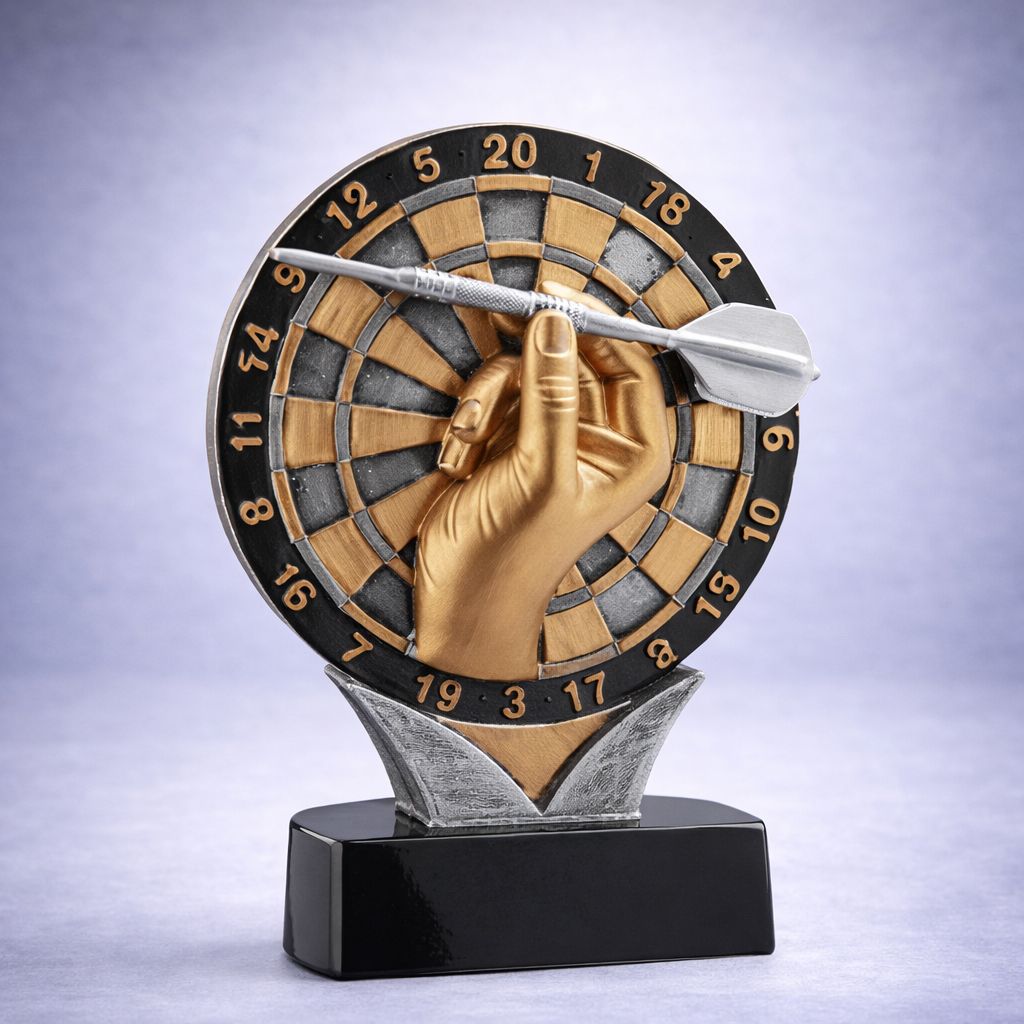 Darts Resinfigur Hand mit Pfeil vor Dartboard