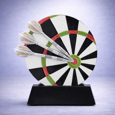 Darts Resinfigur Dartboard mit drei Pfeilen auf Sockel