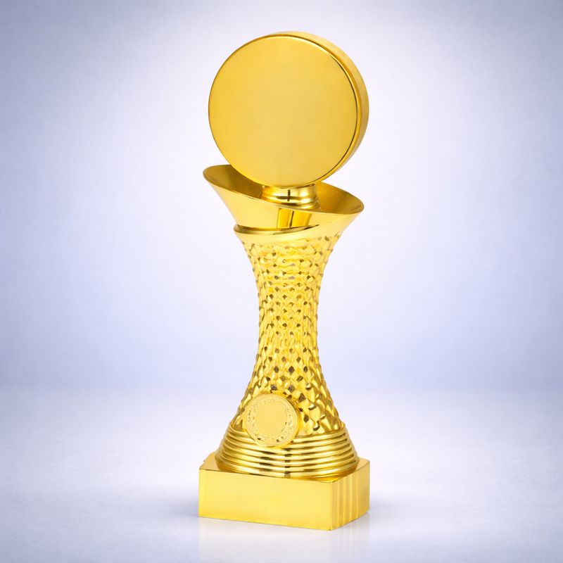 Goldener Pokal mit Emblemhalter auf Sockel in drei Größen