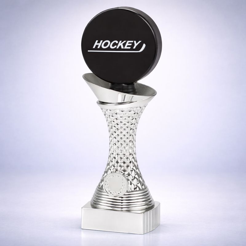 Silberner Pokal mit Emblemhalter auf Sockel in drei Größen