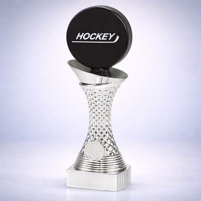 Silberner Pokal mit Emblemhalter auf Sockel in drei Größen