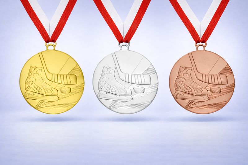 Eishockeymedaille Schlittschuh und Puck Gold Silber Bronze