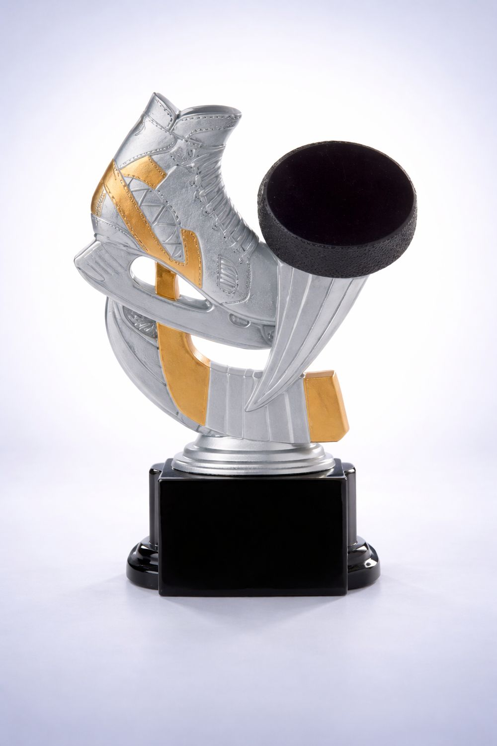 Eishockey Resinfigur Schlittschuh mit Puck auf Sockel