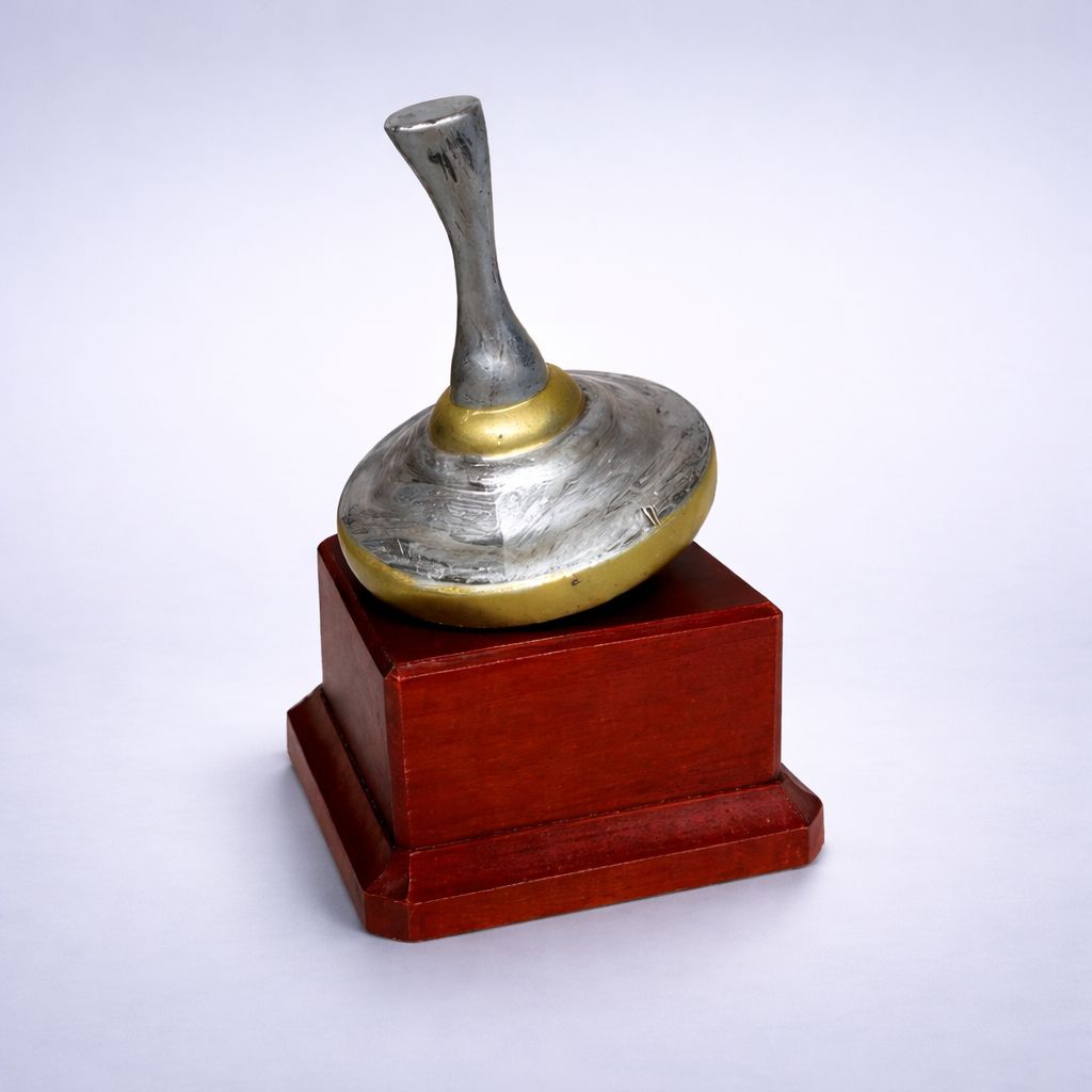 Birnstingl Eisstock Trophäe auf Holzsockel