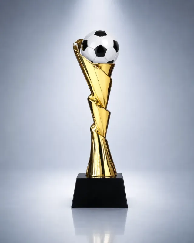 Design Fußballtrophäe mit Kristallglas Ball auf schwarzem Glassockel goldfarben