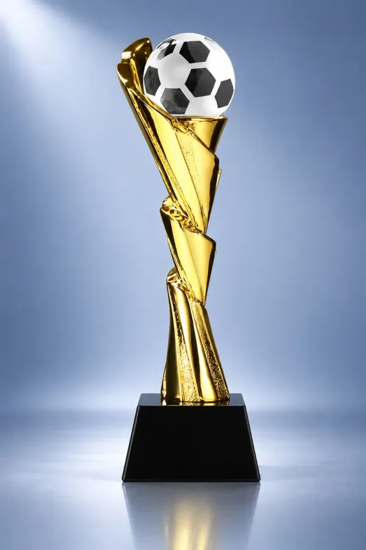 Design Fußballtrophäe mit Kristallglas Ball auf schwarzem Glassockel goldfarben