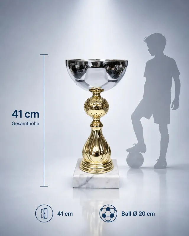 Fußballpokal 41 cm mit Ball Ø 20 cm – Größenvergleich mit Kinderfußballer-Silhouette
