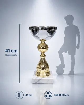 Fußballpokal 41 cm mit Ball Ø 20 cm – Größenvergleich mit Kinderfußballer-Silhouette