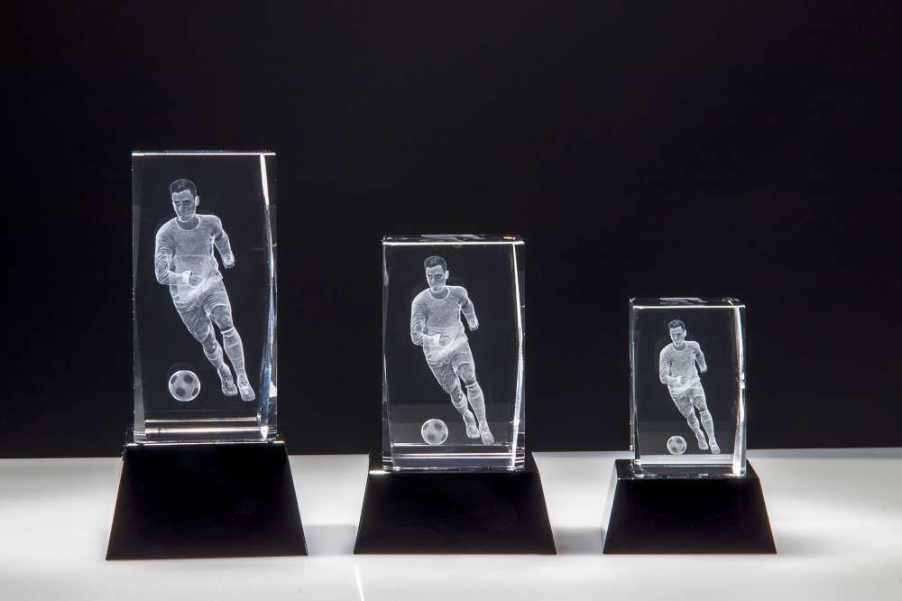 3D Glasaward „Crystal Player“ Glasaward Crystal Player mit 3D Lasergravur Fußballspieler auf Glassockel Greinecker Pokale Salzburg