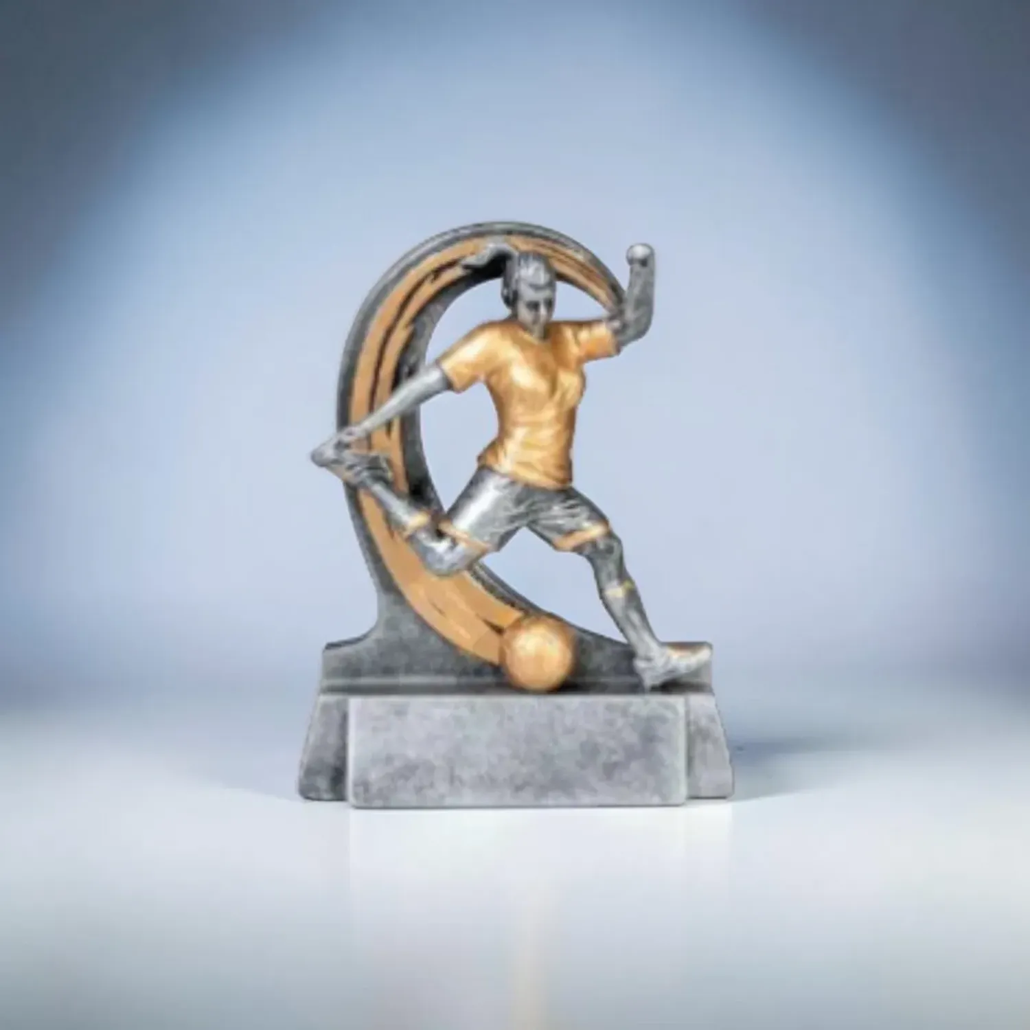 Damen Fußballtrophäe Victoria Resinfigur mit Spielerinnenmotiv Greinecker Pokale Salzburg