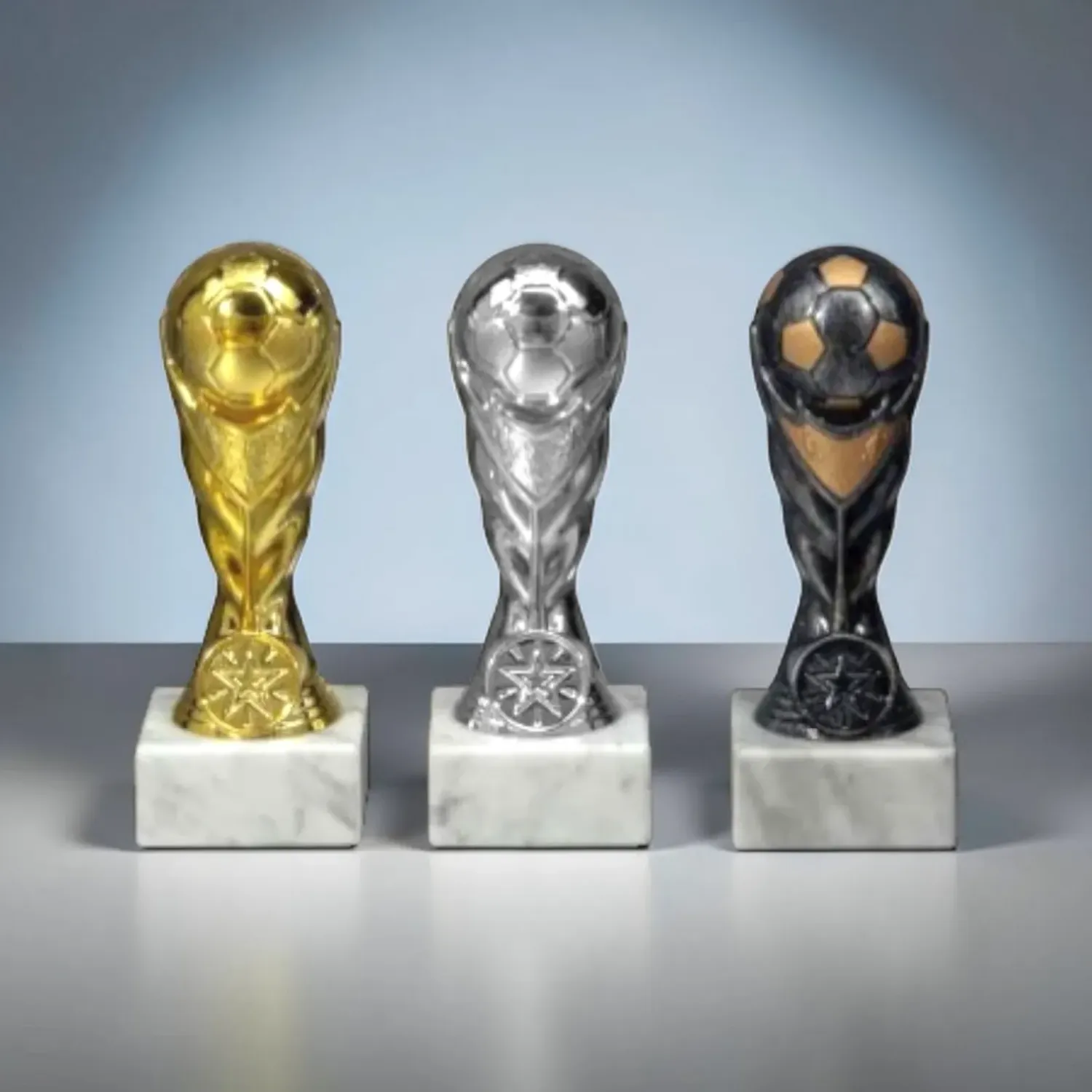 Fußballtrophäe „Mini Champion“ ab € 6,20 Fußballtrophäe Mini Champion Gold Silber Bronze Pokal auf Marmorsockel Greinecker Pokale Salzburg
