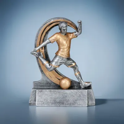 Fußballtrophäe Victor Resinfigur mit Fußballspieler Greinecker Pokale Salzburg