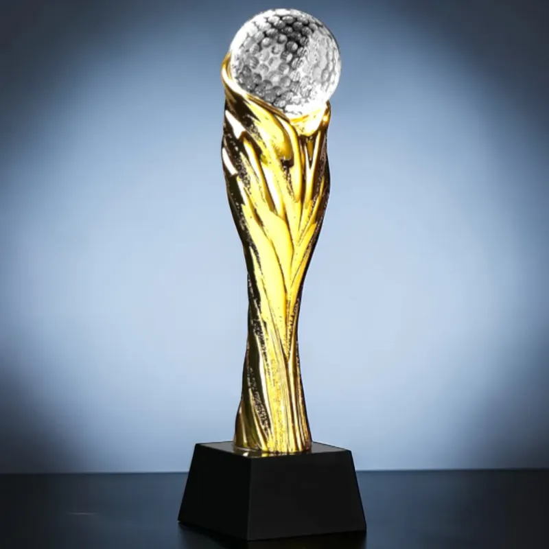 Golftrophäe Crystal Drive mit Kristallglas-Golfball auf schwarzem Glassockel