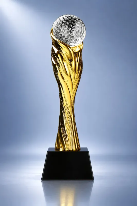 Golftrophäe Crystal Drive mit Kristallglas-Golfball auf schwarzem Glassockel