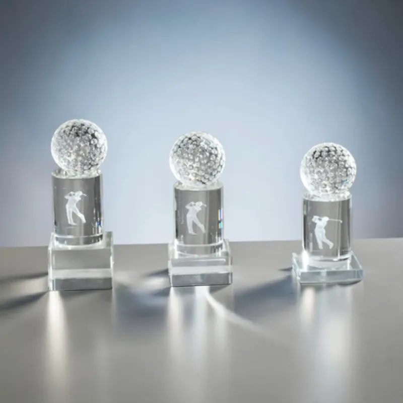 Golfaward Crystal Swing aus Glas mit Kristallglas-Golfball und Golfergravur