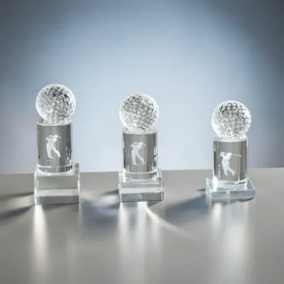 Golfaward Crystal Swing aus Glas mit Kristallglas-Golfball und Golfergravur