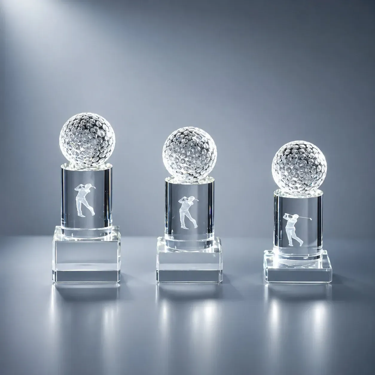 Golfaward Crystal Swing aus Glas mit Kristallglas-Golfball und Golfergravur