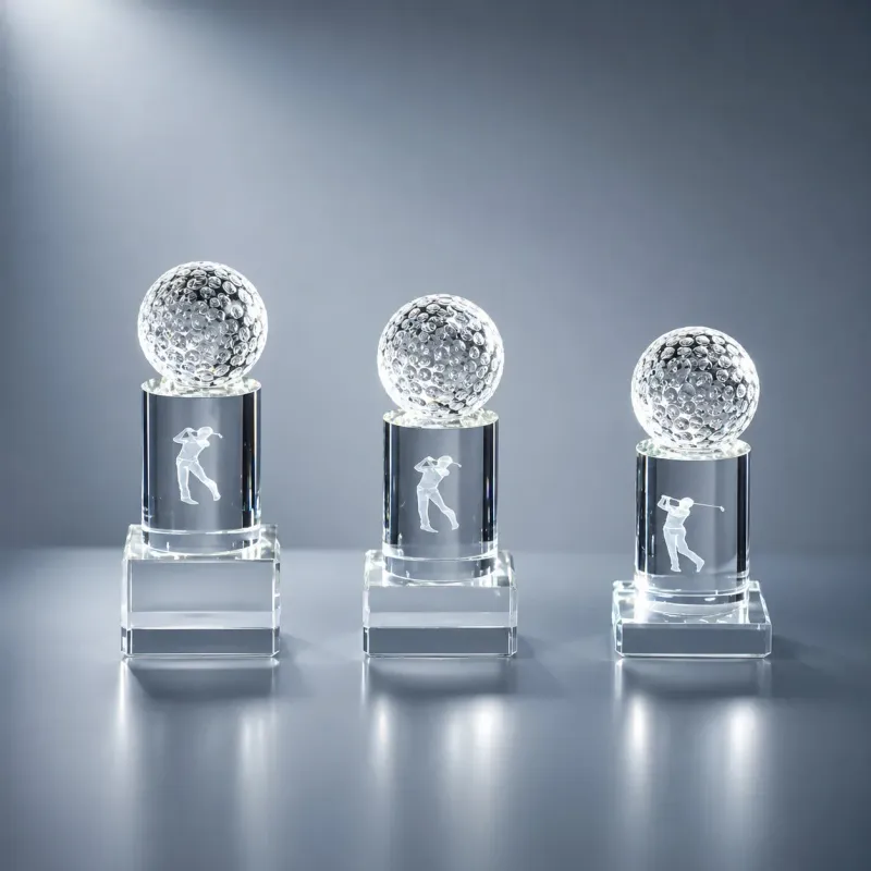Golfaward Crystal Swing aus Glas mit Kristallglas-Golfball und Golfergravur