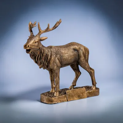 Hirsch Trophäe Resinfigur Jagdauszeichnung Hirsch auf Sockel