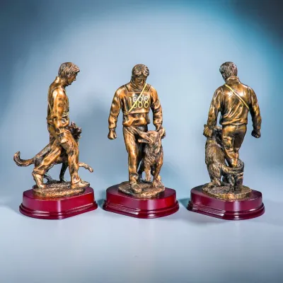 Trophäe „Hundeführer mit Schäferhund“ ab € 43,00