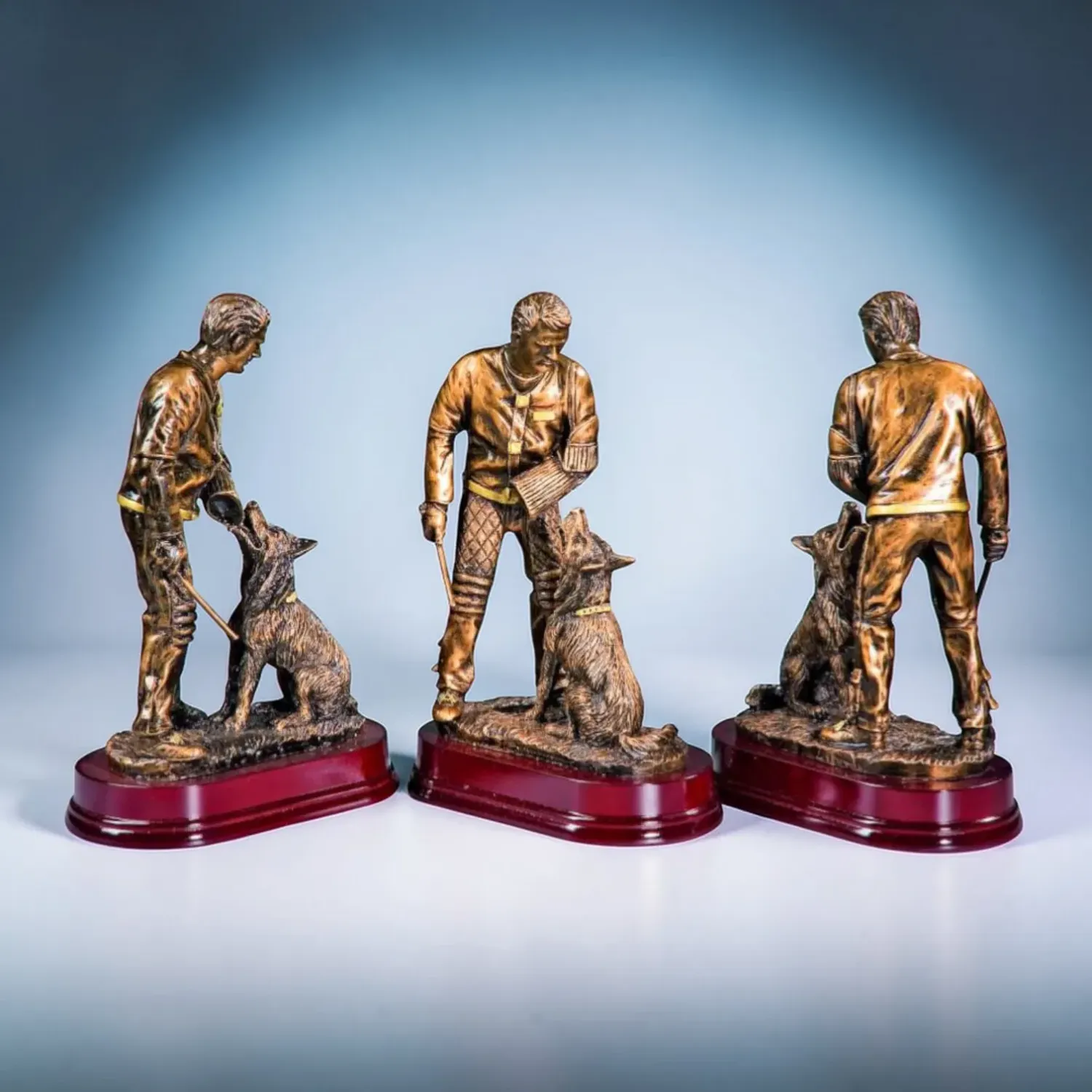 Trophäe „Ausbildung“ ab € 53,00 Trophäe Ausbildung mit Hundetrainer und Schäferhund auf Holzsockel – Hundesport Auszeichnung