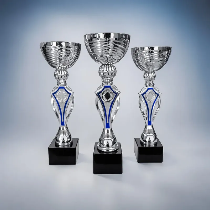 Silberner Pokal mit blauem Zierelement und schwarzem Marmorsockel – Pokalserie Orbit Blau