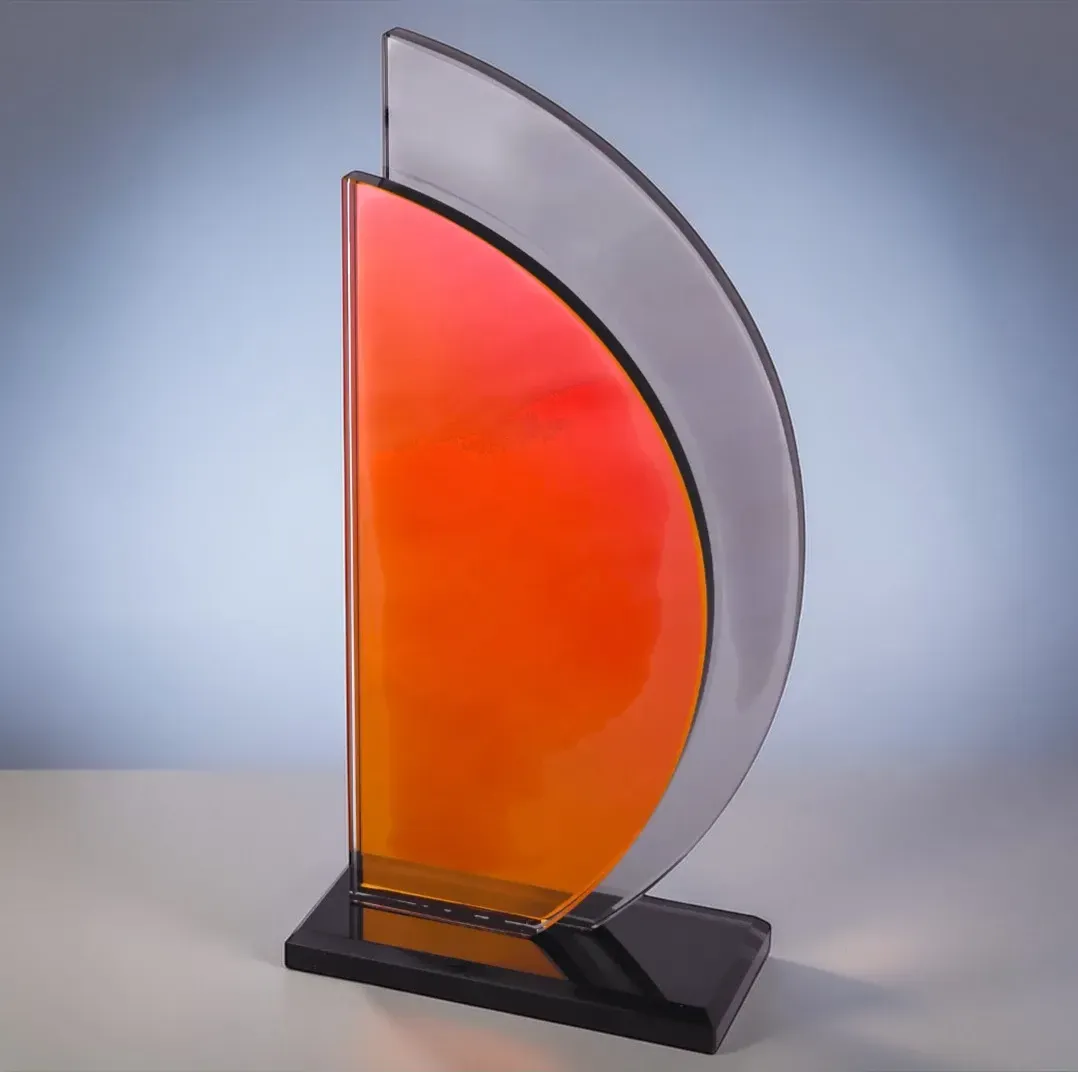 Glastrophäe „Spectrum Curve“ ab € 28,50 Glastrophäe Spectrum Curve Rauchglas Farbwechselglas moderner Award