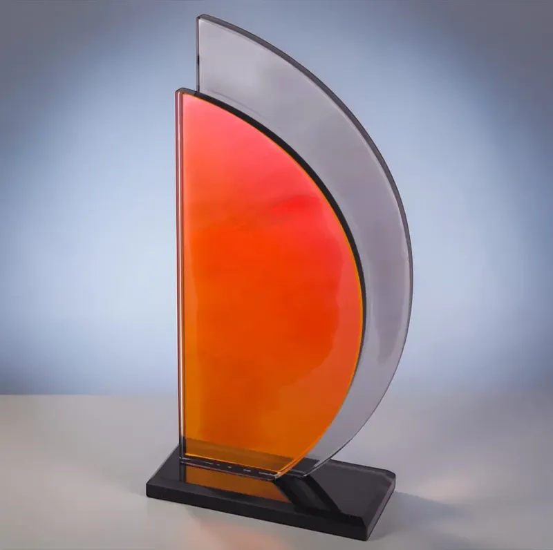 Glastrophäe Spectrum Curve Rauchglas Farbwechselglas moderner Award